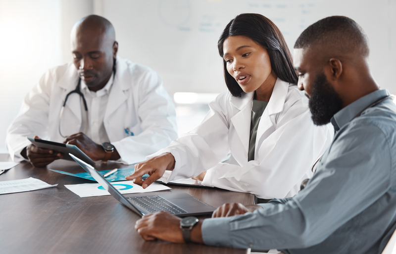 Cliente: secretária de clínica gerenciando NFS-e com o Doctor NFS-e