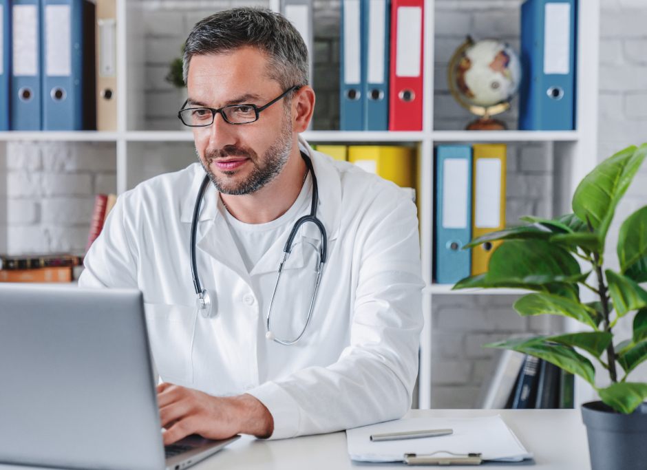Médico gestor utilizando o Doctor NFS-e para emissão de NFS-e no consultório